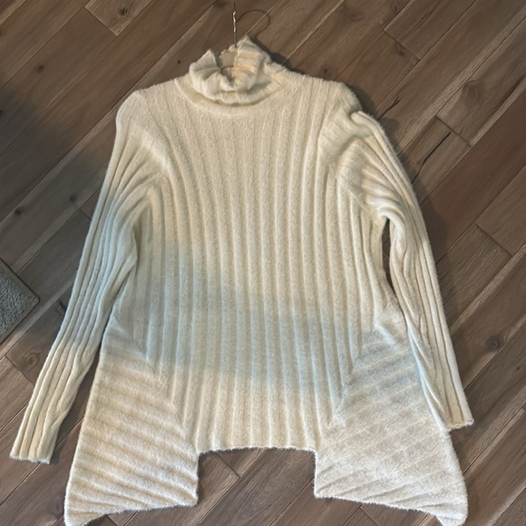 DG2 Soft Turtleneck Tunic Sweater NWOT - Picture 3 of 3